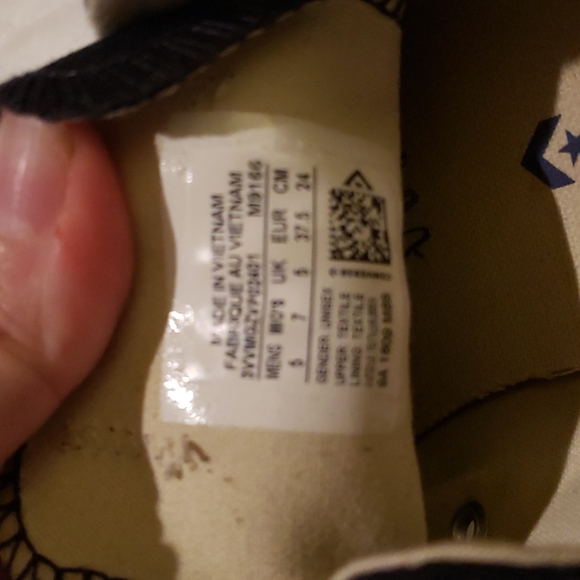 Womens size 7 Converse - Picture 2 of 4